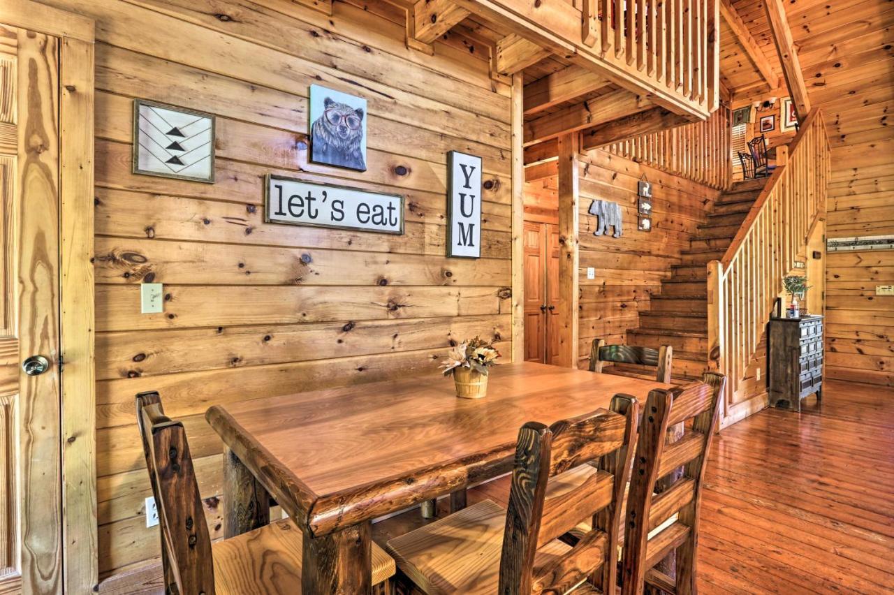 With Deck Minutes To Pigeon Forge Holiday home