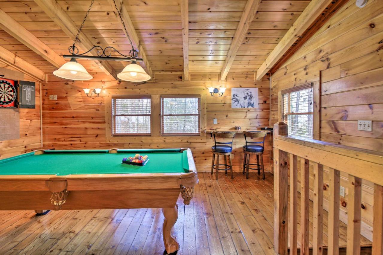 With Deck Minutes To Pigeon Forge Holiday home
