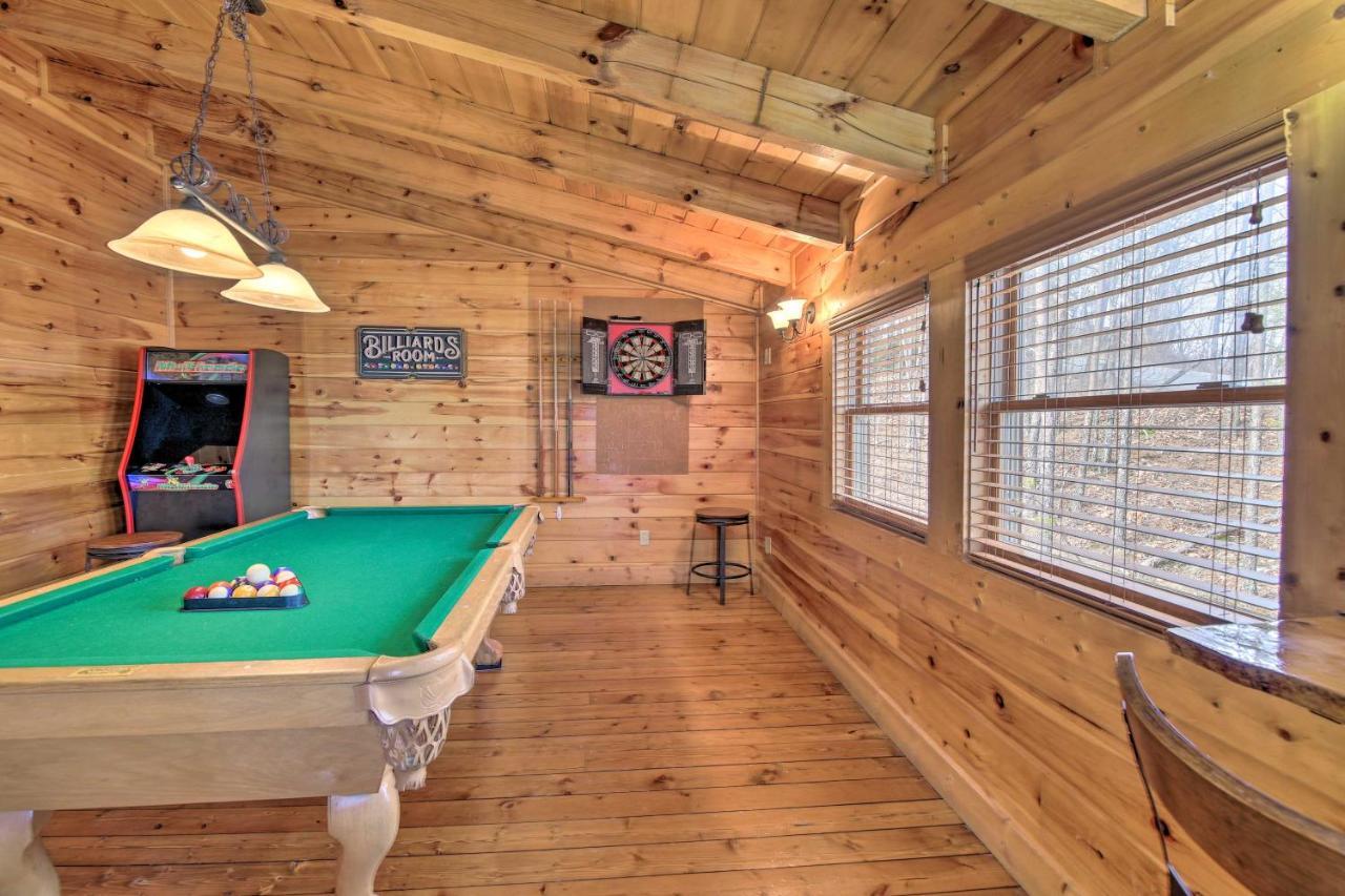 With Deck Minutes To Pigeon Forge Holiday home
