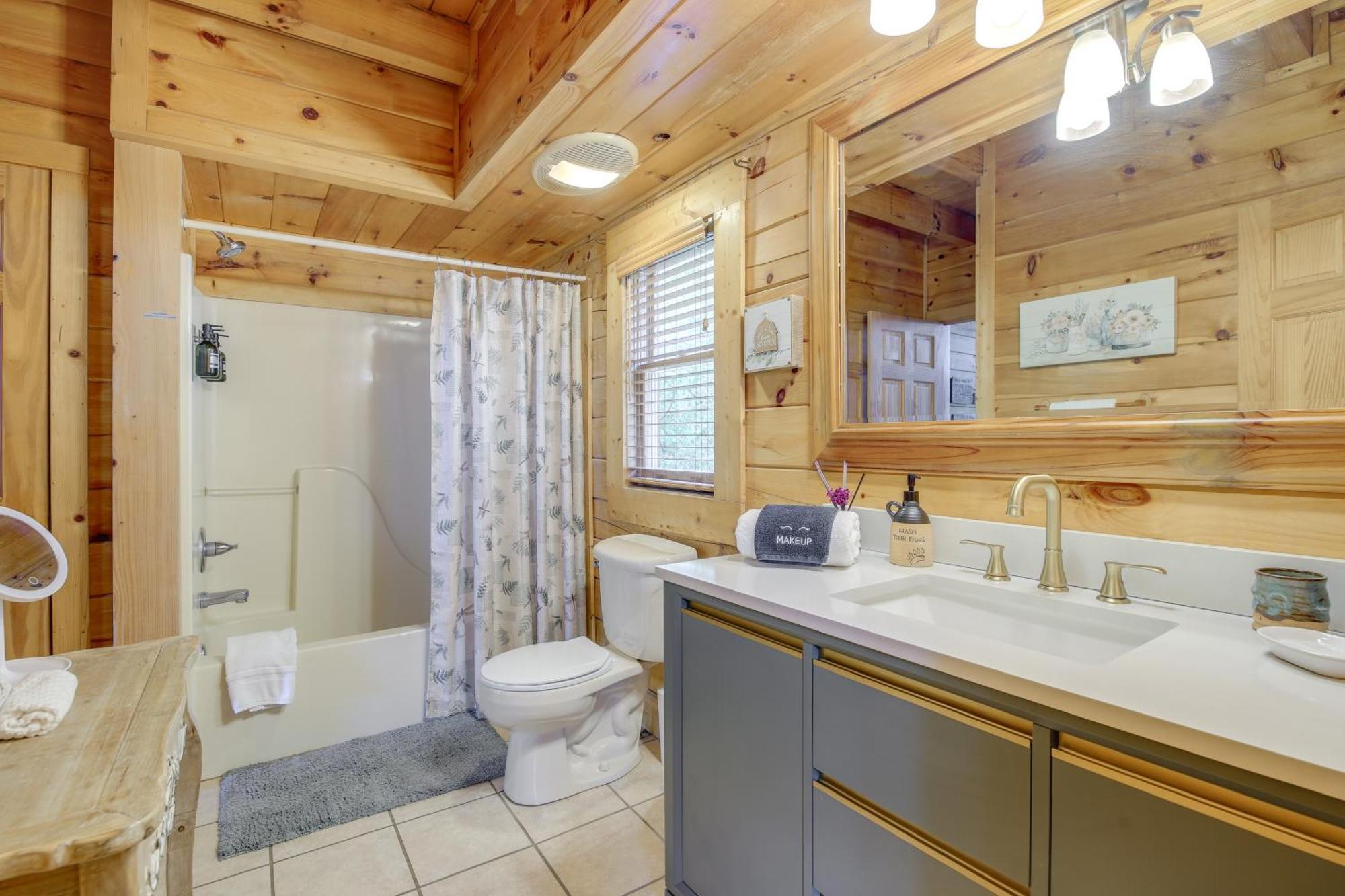 Holiday home With Deck Minutes To Pigeon Forge Sevierville
