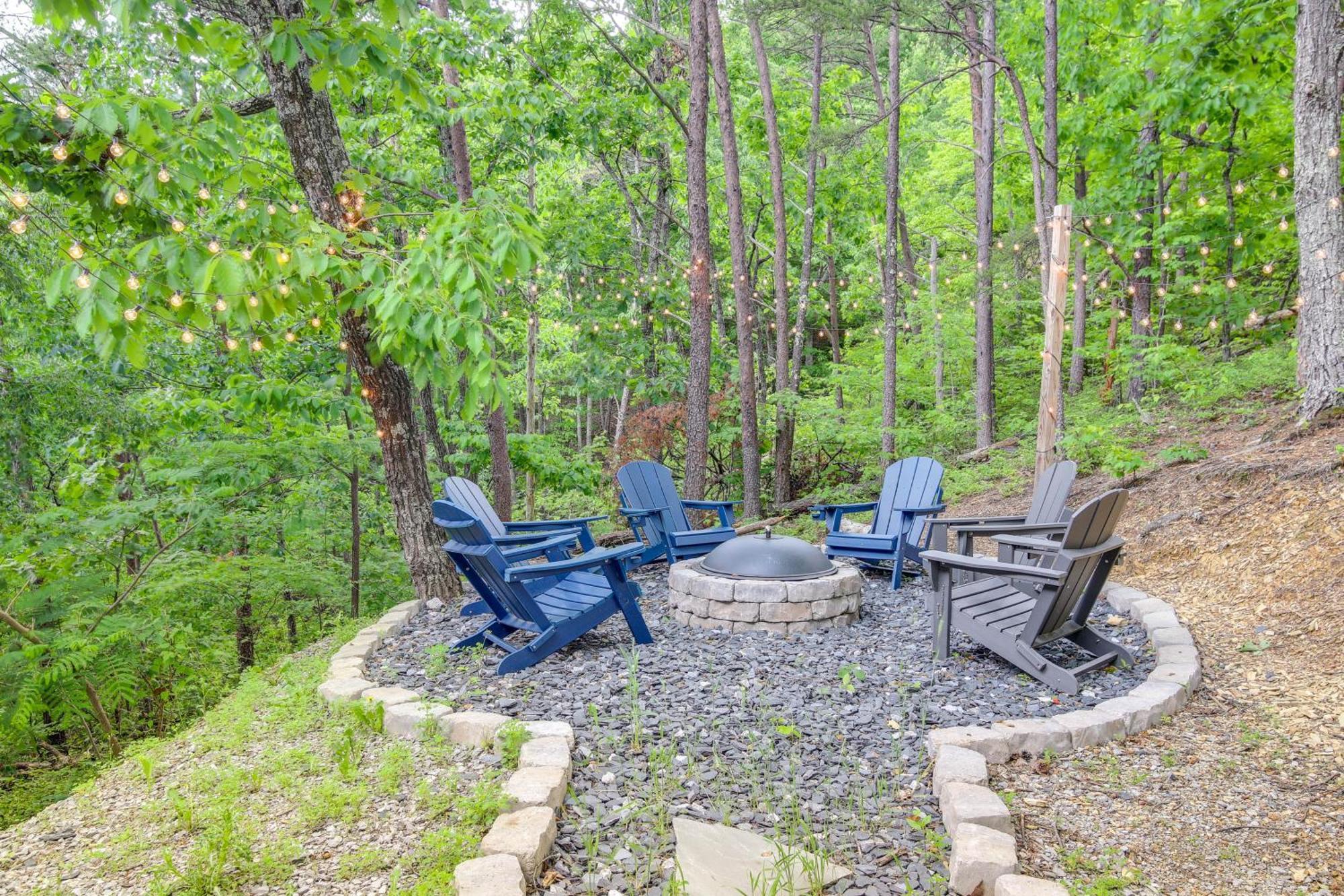 Holiday home With Deck Minutes To Pigeon Forge