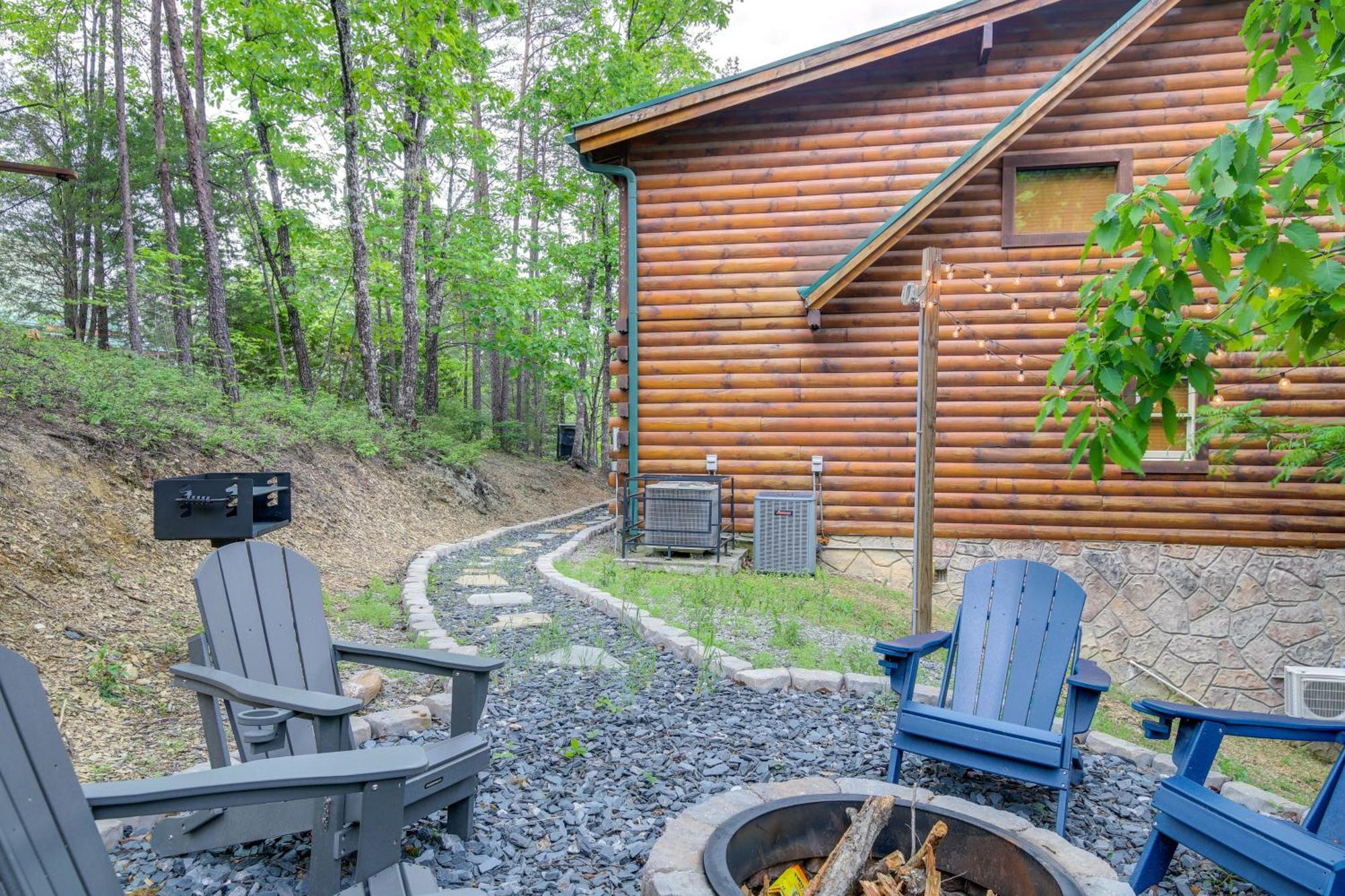 With Deck Minutes To Pigeon Forge Holiday home *
