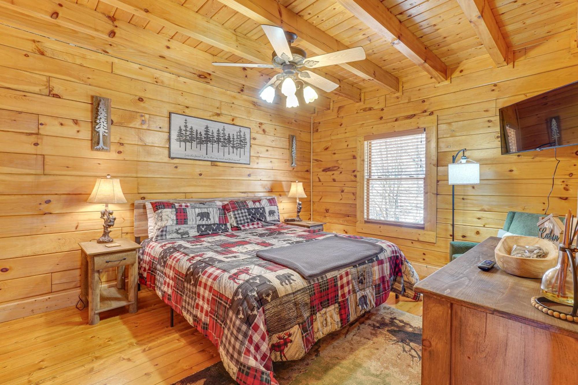 With Deck Minutes To Pigeon Forge Holiday home