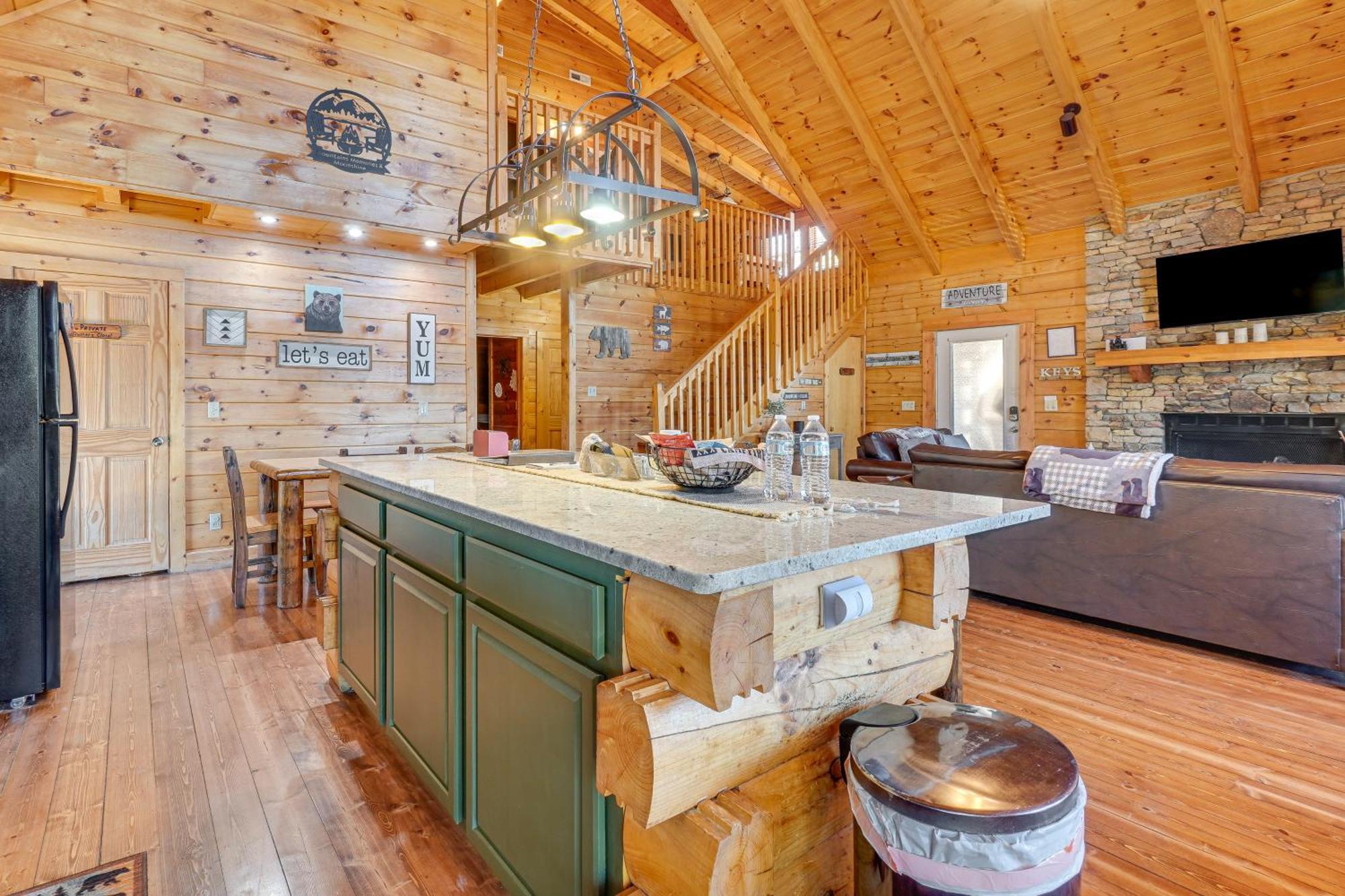 Holiday home With Deck Minutes To Pigeon Forge