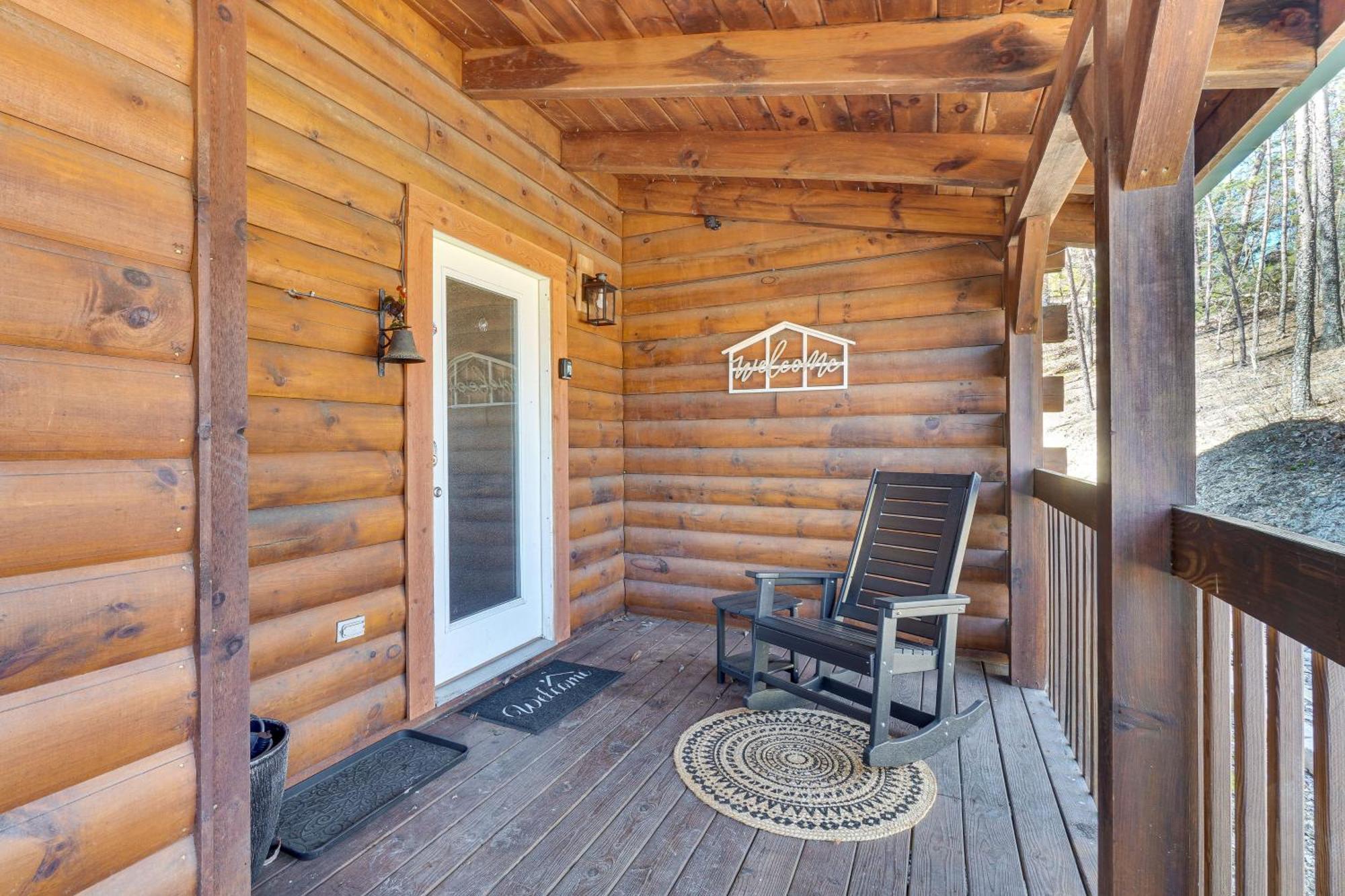Holiday home With Deck Minutes To Pigeon Forge *