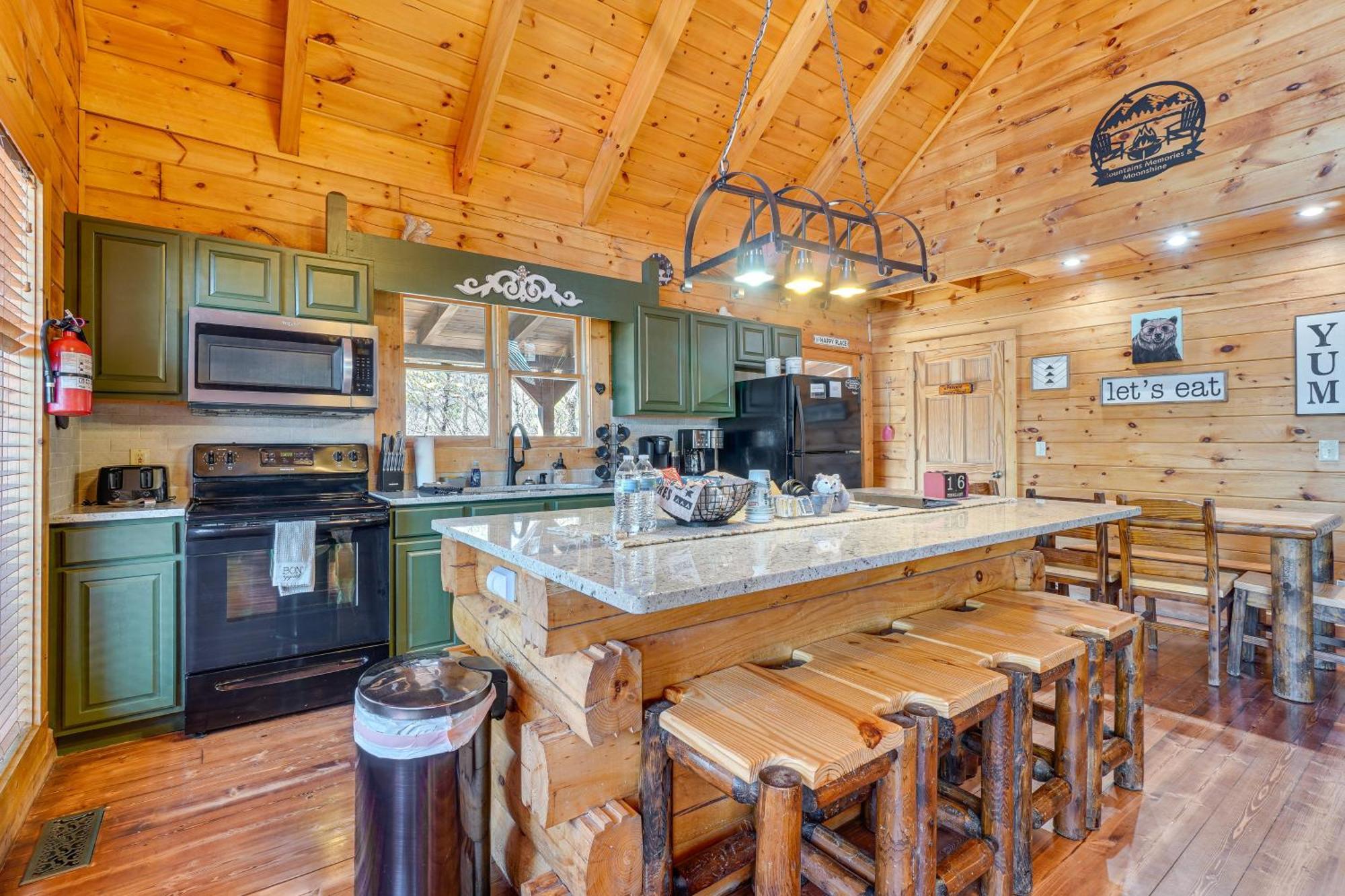 With Deck Minutes To Pigeon Forge Holiday home
