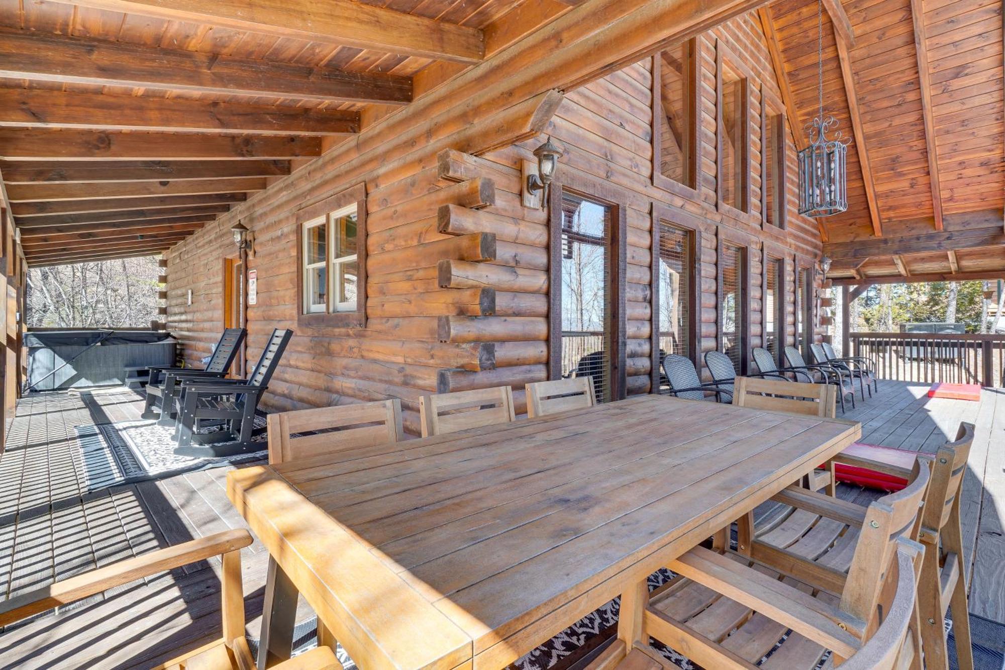 With Deck Minutes To Pigeon Forge Holiday home *