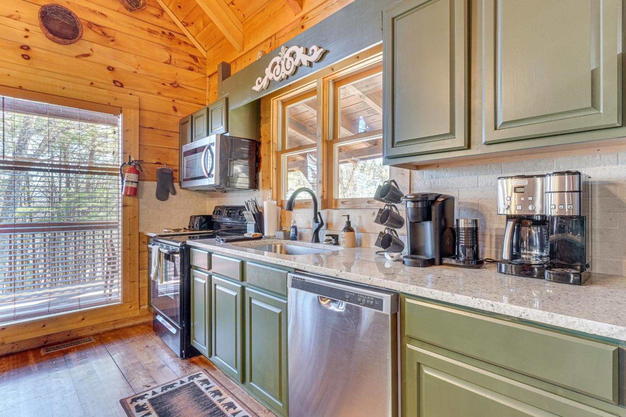Holiday home With Deck Minutes To Pigeon Forge *