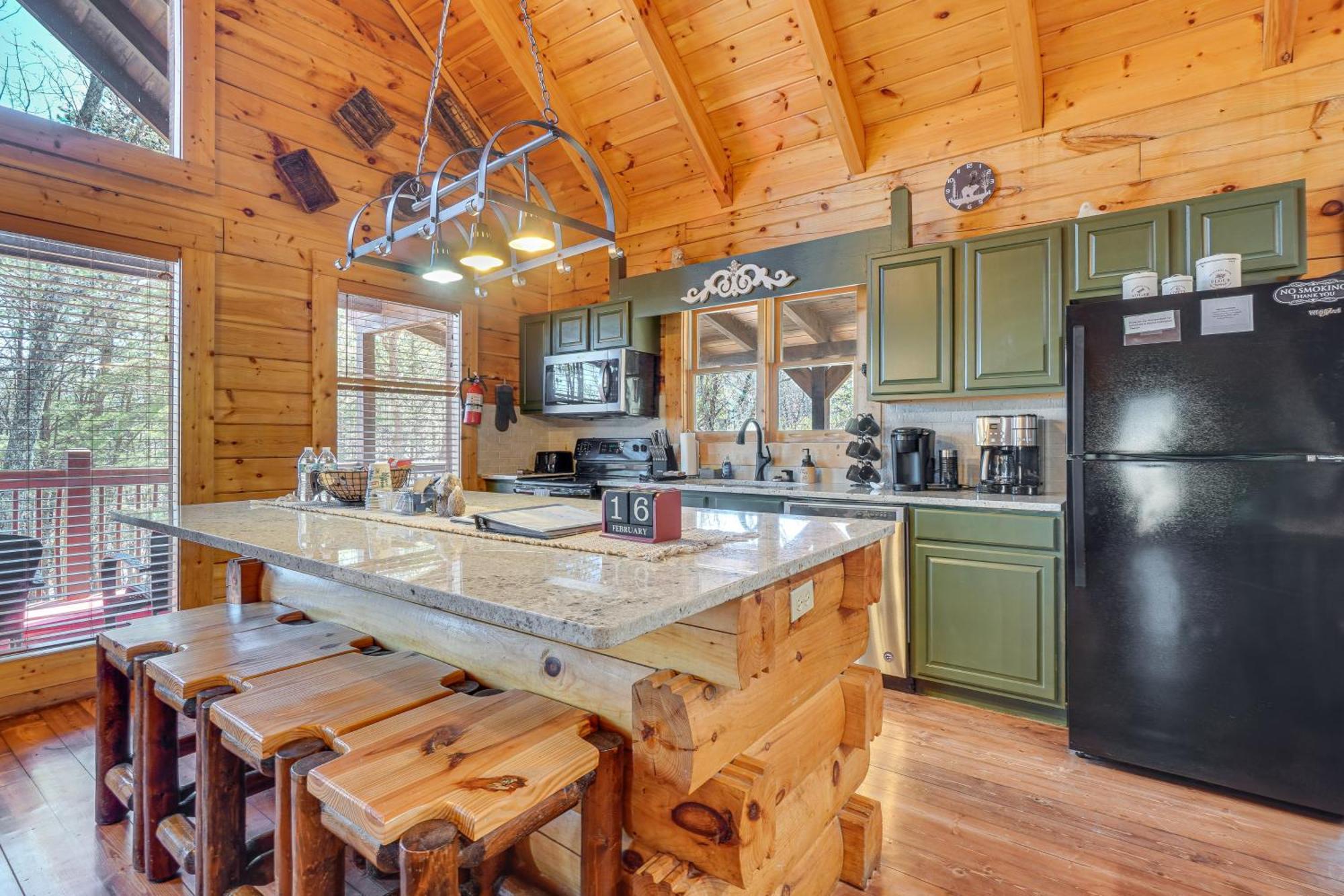Holiday home With Deck Minutes To Pigeon Forge Sevierville