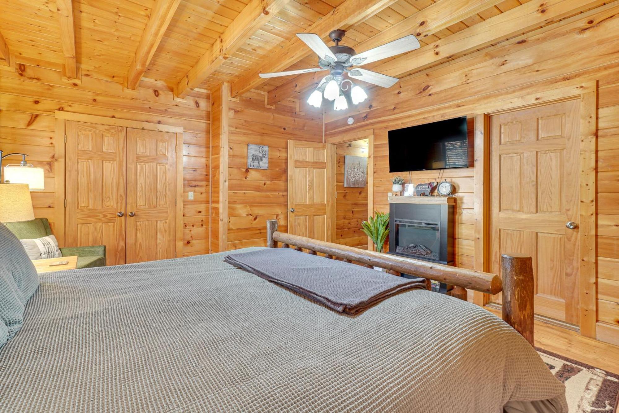 Holiday home With Deck Minutes To Pigeon Forge Sevierville