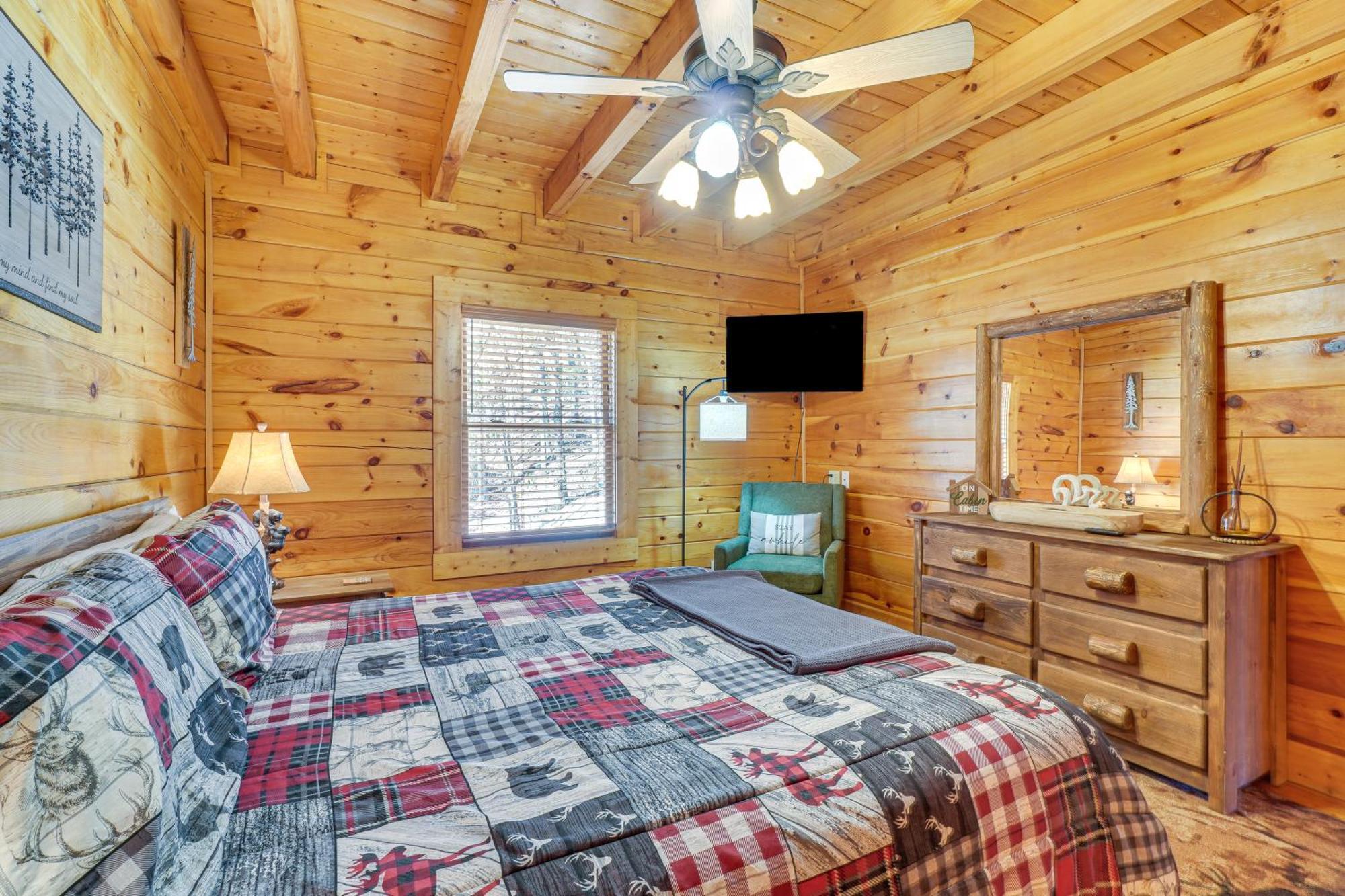 Holiday home With Deck Minutes To Pigeon Forge *