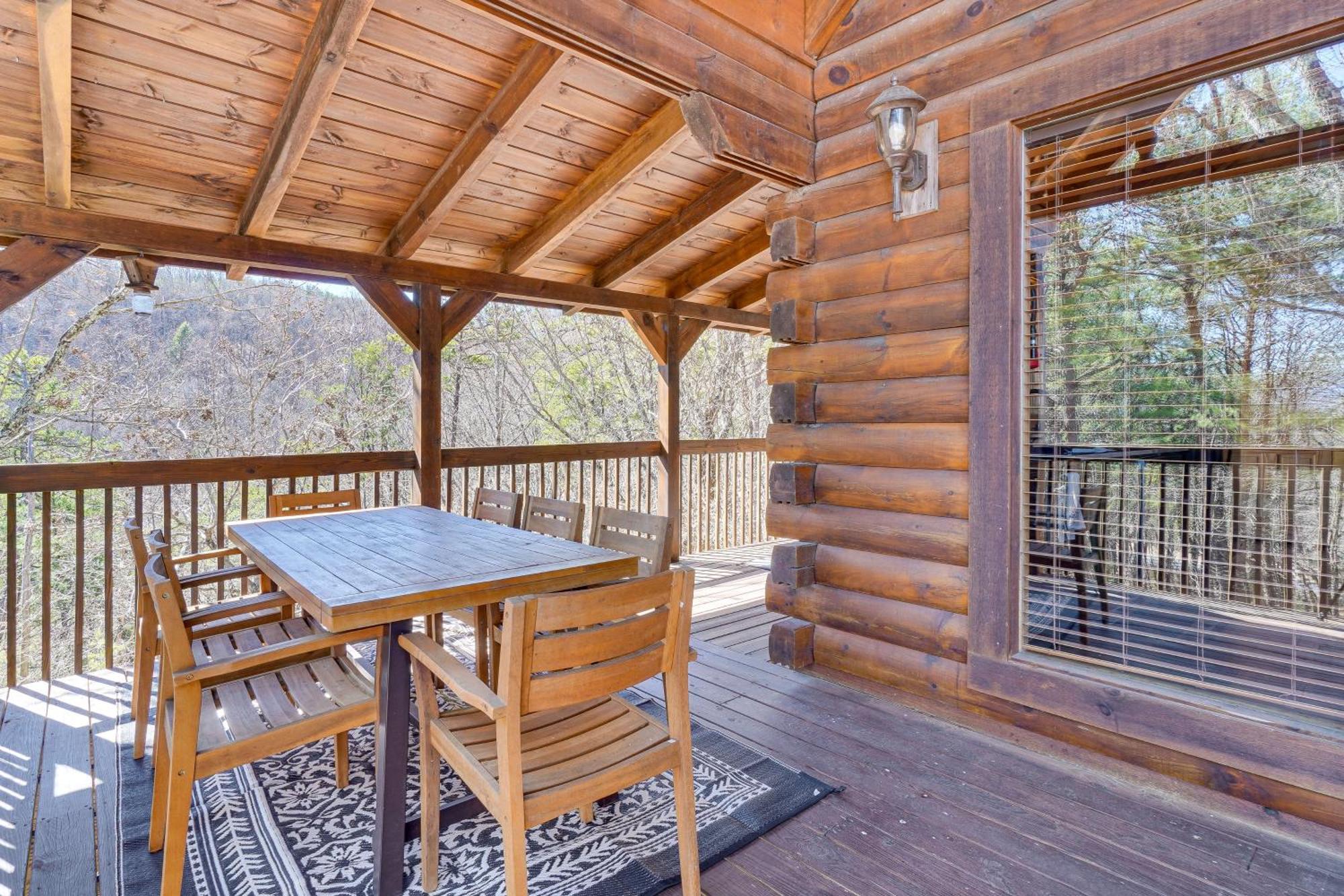 With Deck Minutes To Pigeon Forge Holiday home *